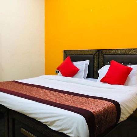 Hotel Tip Top -- Lpu Law Gate -- Family, Students, Couples Phagwāra Buitenkant foto