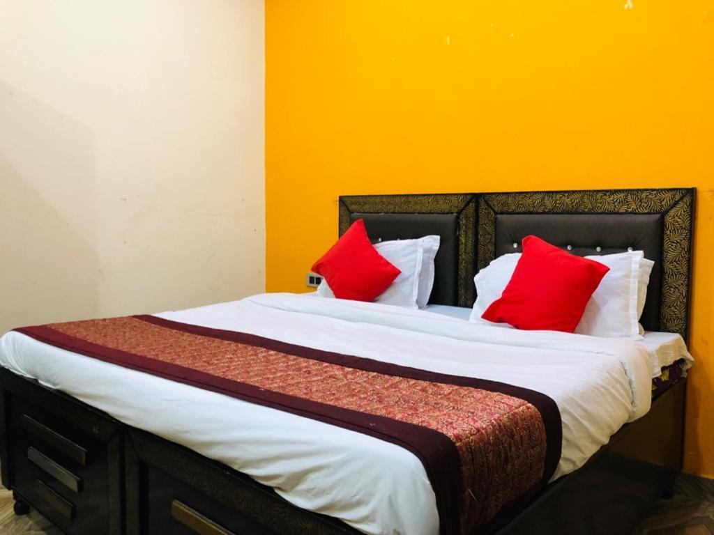 Hotel Tip Top -- Lpu Law Gate -- Family, Students, Couples Phagwāra Buitenkant foto