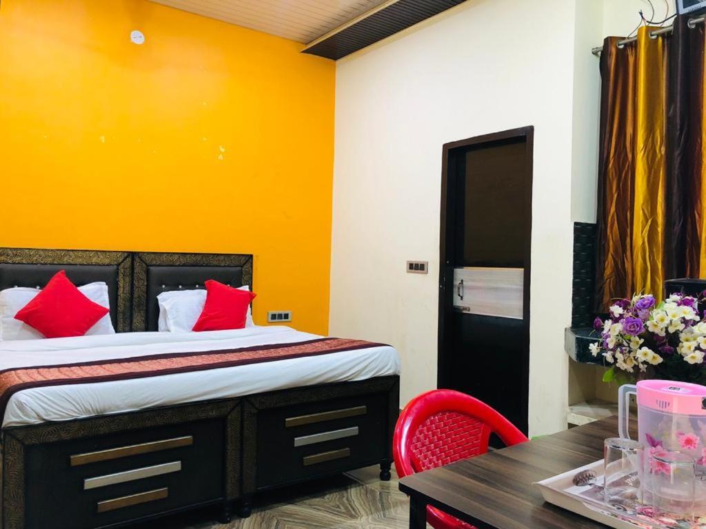 Hotel Tip Top -- Lpu Law Gate -- Family, Students, Couples Phagwāra Buitenkant foto