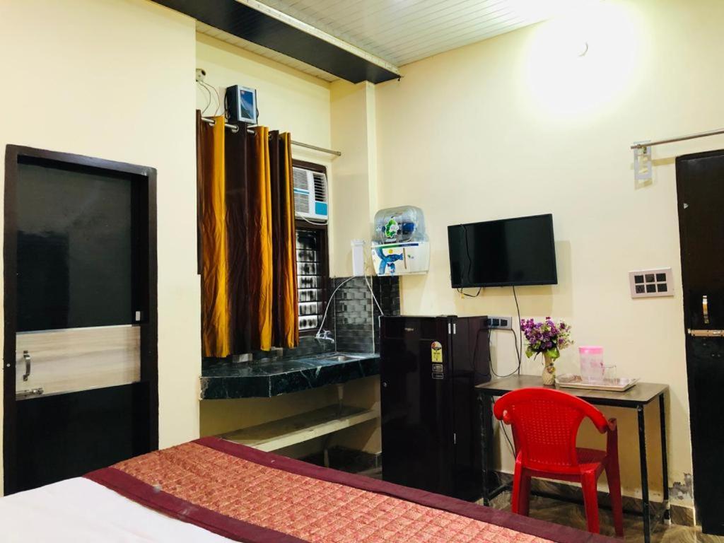 Hotel Tip Top -- Lpu Law Gate -- Family, Students, Couples Phagwāra Buitenkant foto
