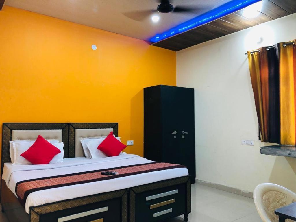 Hotel Tip Top -- Lpu Law Gate -- Family, Students, Couples Phagwāra Buitenkant foto